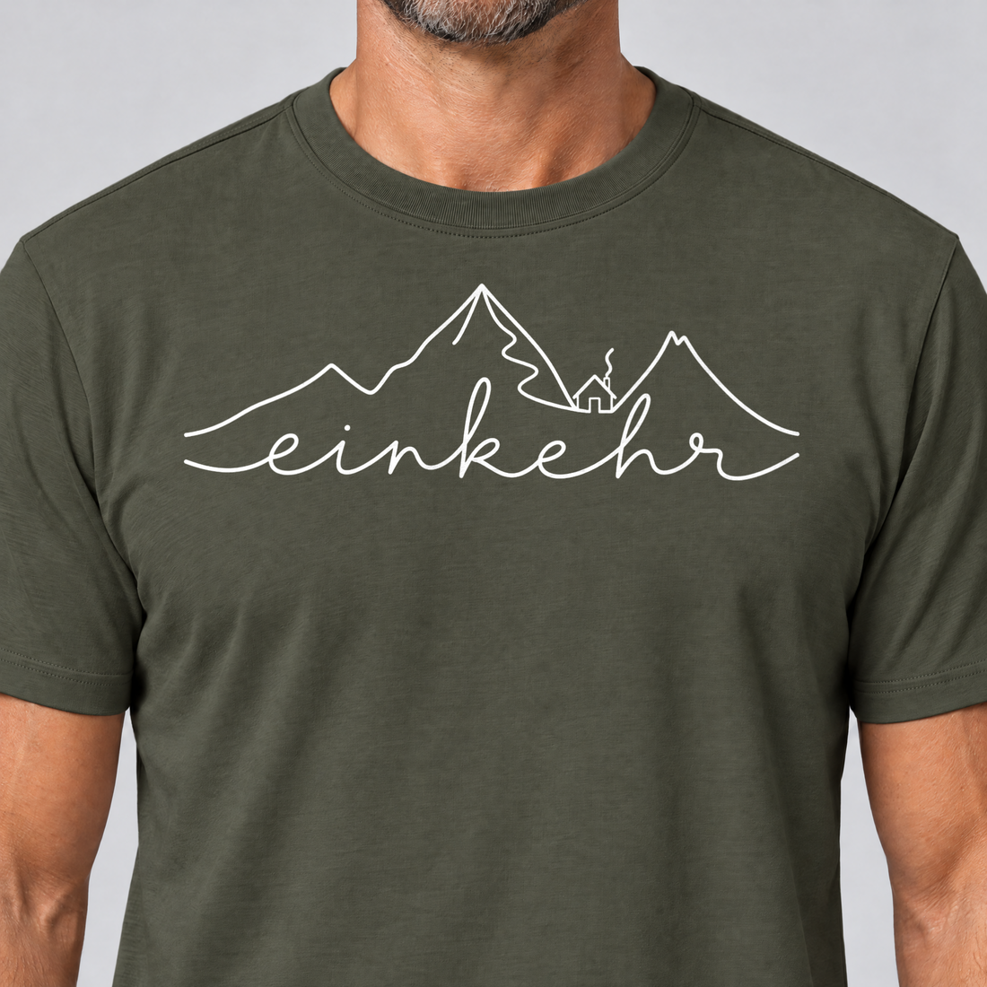 Nahaufnahme des Drucks: Einkehr – T-Shirt Unisex in Oliv, von einem Mann getragen