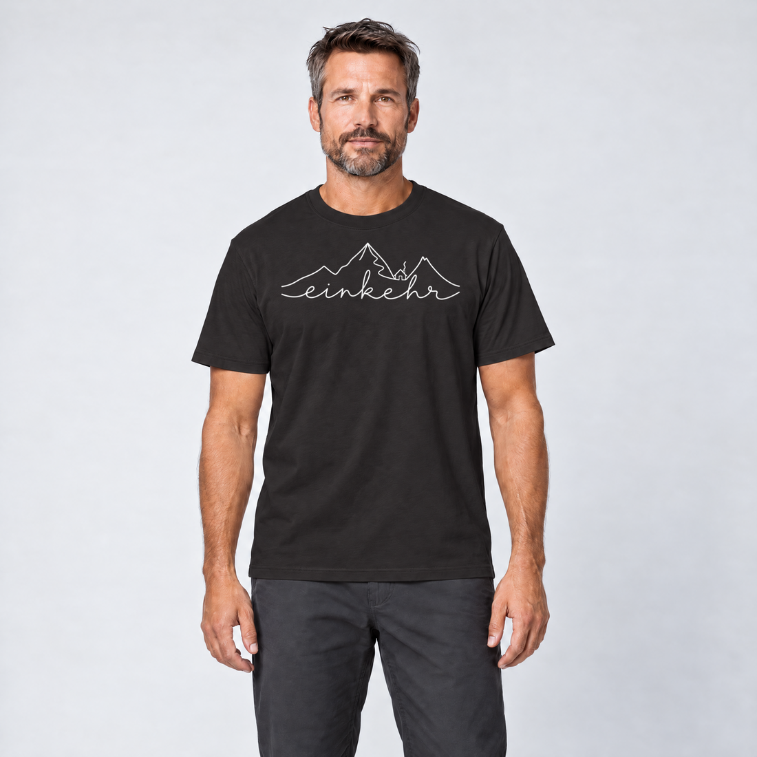 Mann trägt Einkehr – T-Shirt Unisex in Schwarz, Ansicht von vorn