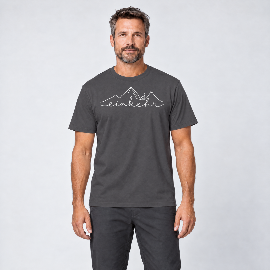 Mann trägt Einkehr – T-Shirt Unisex in Dunkelgrau, Ansicht von vorn