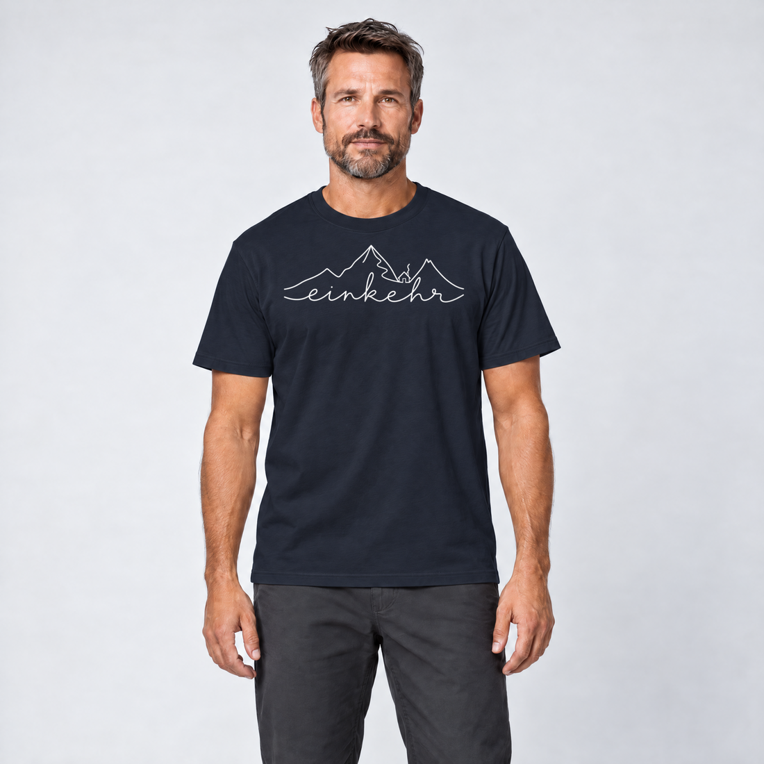 Mann trägt Einkehr – T-Shirt Unisex in Navy, Ansicht von vorn