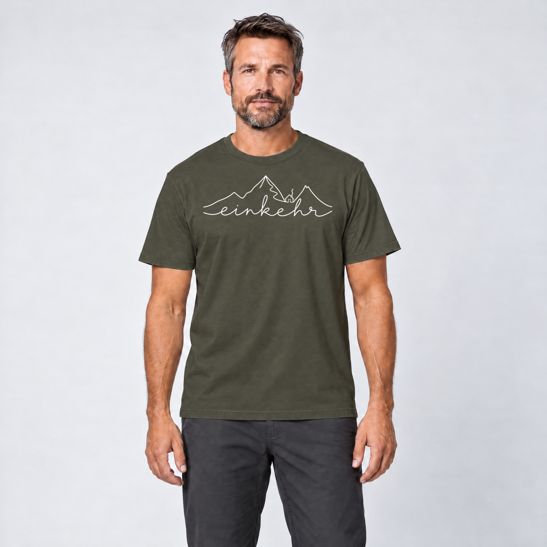 Mann trägt Einkehr – T-Shirt Unisex in Oliv, Ansicht von vorn