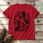 Elsternpaar im Scherenschnitt – T-Shirt Unisex in Rot, flach liegend auf alten Holzbrettern mit Wanderschuhen und Wanderkarte.