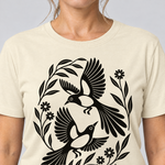 Nahaufnahme des Drucks: Elsternpaar im Scherenschnitt – T-Shirt Unisex in Natur, von einer Frau getragen