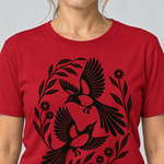 Nahaufnahme des Drucks: Elsternpaar im Scherenschnitt – T-Shirt Unisex in Rot, von einer Frau getragen