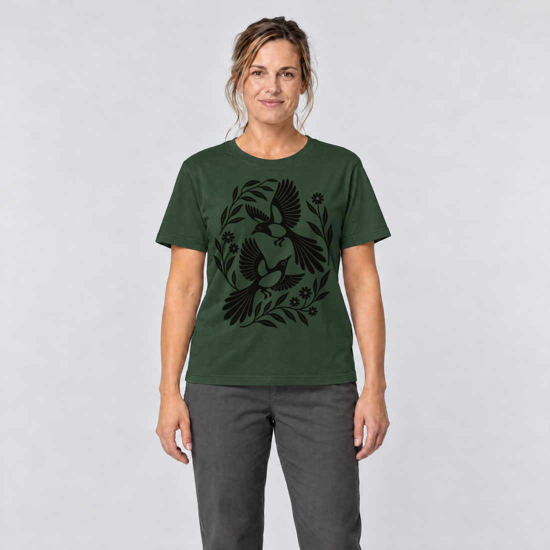 Frau trägt Elsternpaar im Scherenschnitt – T-Shirt Unisex in Flaschengrün, Ansicht von vorn