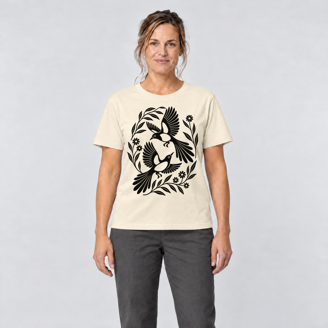 Frau trägt Elsternpaar im Scherenschnitt – T-Shirt Unisex in Natur, Ansicht von vorn
