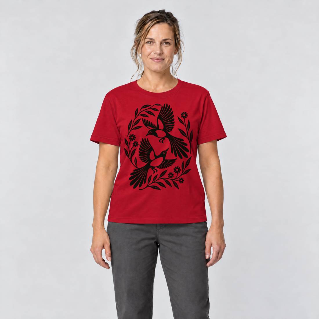Frau trägt Elsternpaar im Scherenschnitt – T-Shirt Unisex in Rot, Ansicht von vorn