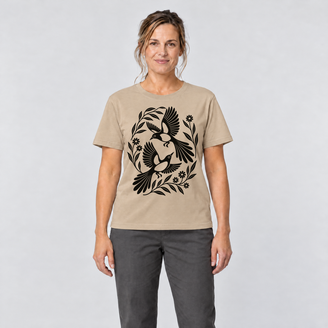 Frau trägt Elsternpaar im Scherenschnitt – T-Shirt Unisex in Sand, Ansicht von vorn