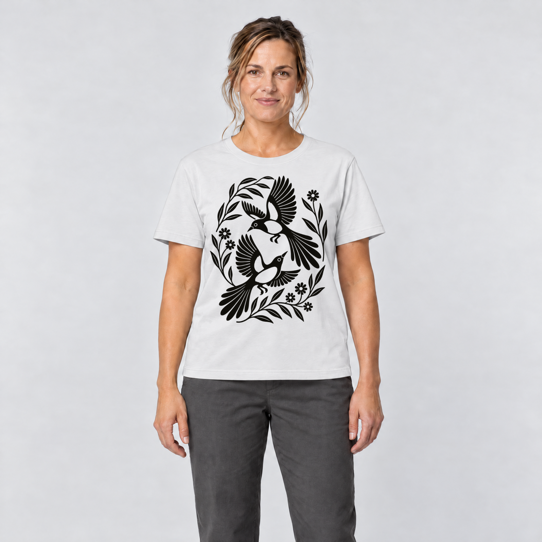 Frau trägt Elsternpaar im Scherenschnitt – T-Shirt Unisex in Weiß, Ansicht von vorn