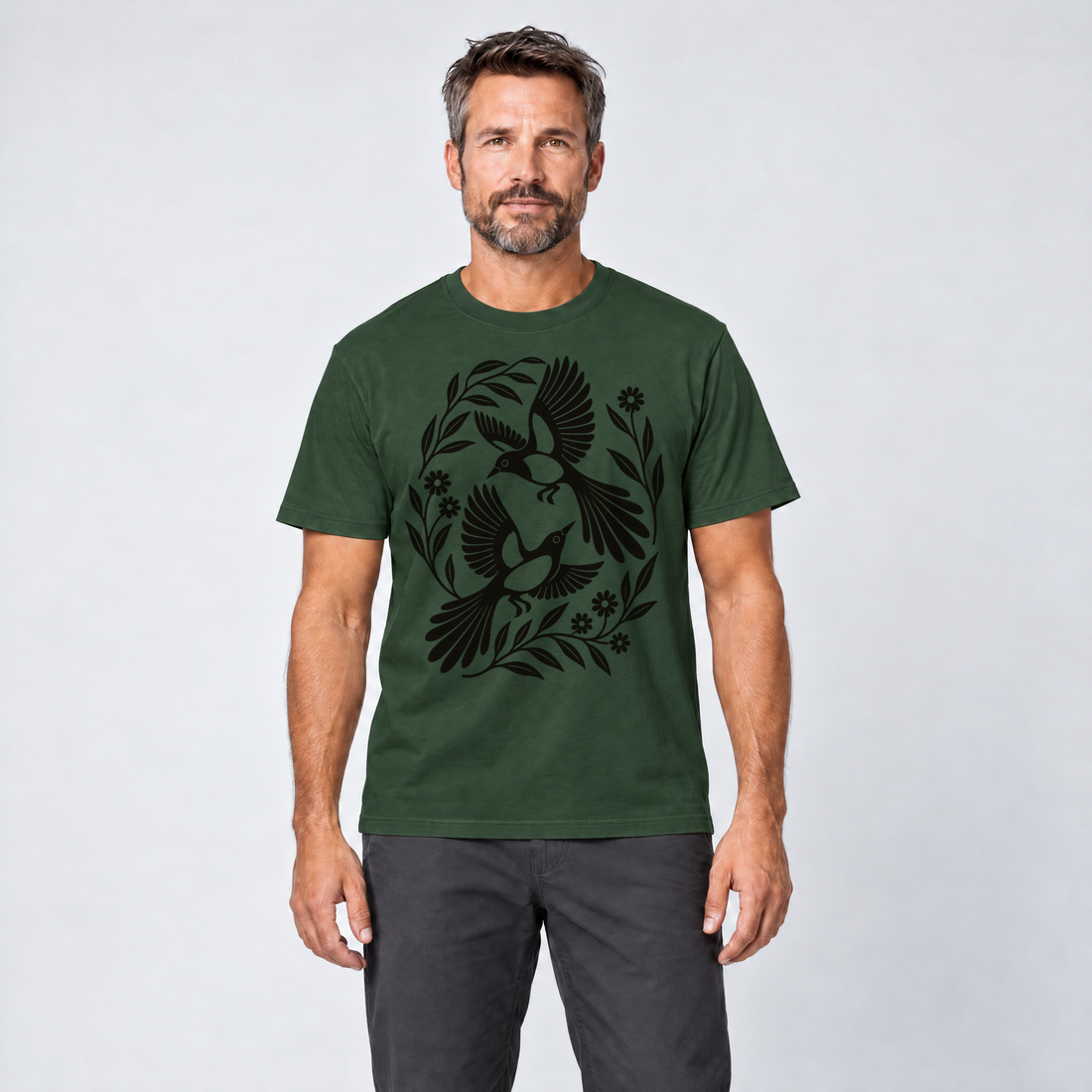 Mann trägt Elsternpaar im Scherenschnitt – T-Shirt Unisex in Flaschengrün, Ansicht von vorn