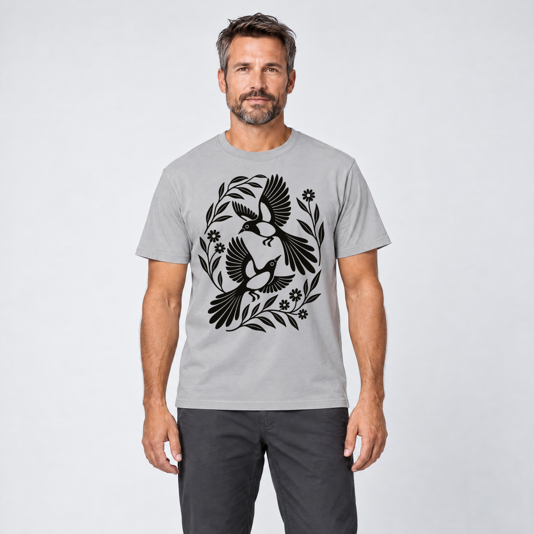 Mann trägt Elsternpaar im Scherenschnitt – T-Shirt Unisex in Hellgrau, Ansicht von vorn