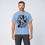Mann trägt Elsternpaar im Scherenschnitt – T-Shirt Unisex in Himmelblau, Ansicht von vorn
