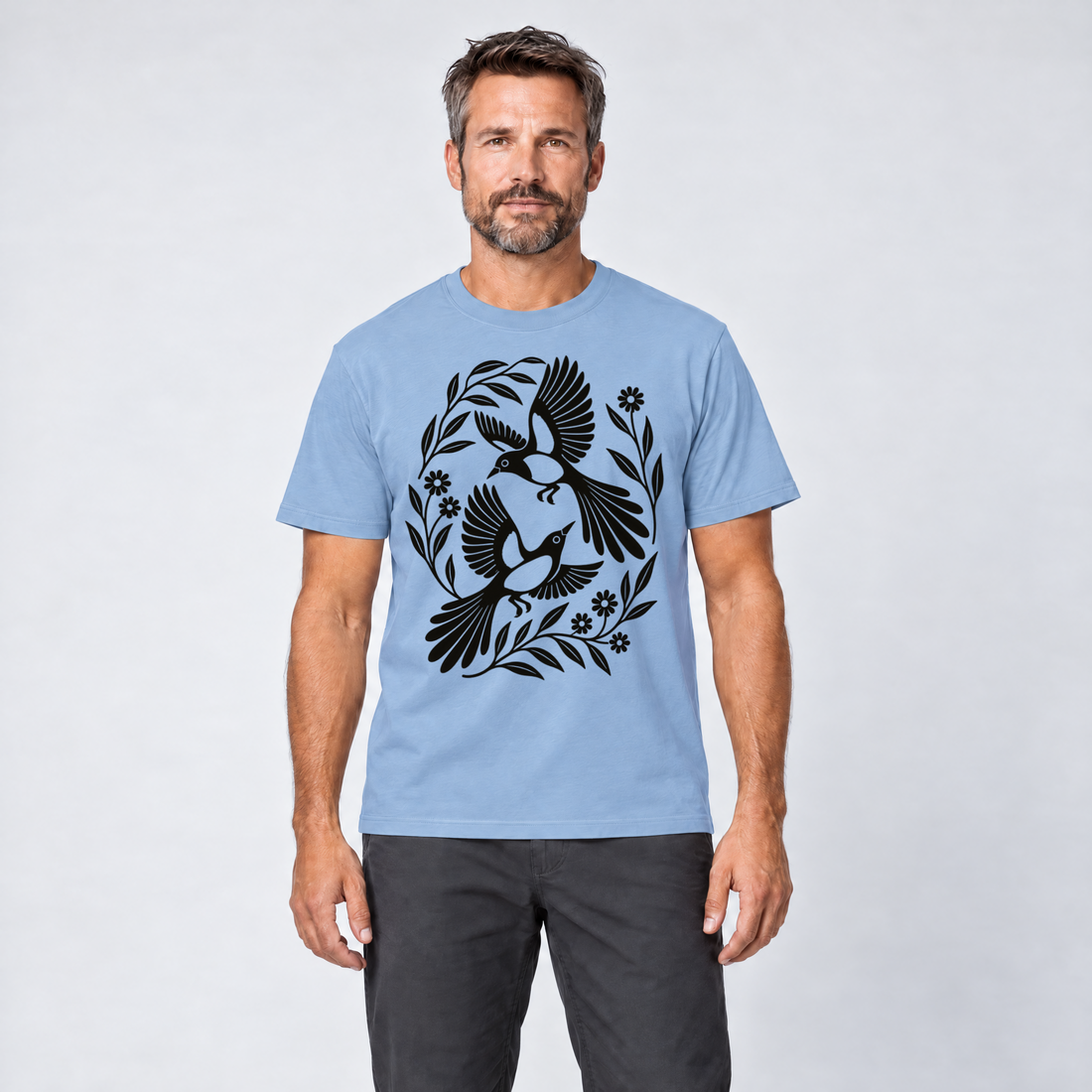 Mann trägt Elsternpaar im Scherenschnitt – T-Shirt Unisex in Himmelblau, Ansicht von vorn