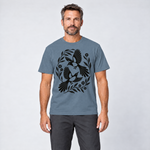 Mann trägt Elsternpaar im Scherenschnitt – T-Shirt Unisex in Steinblau, Ansicht von vorn