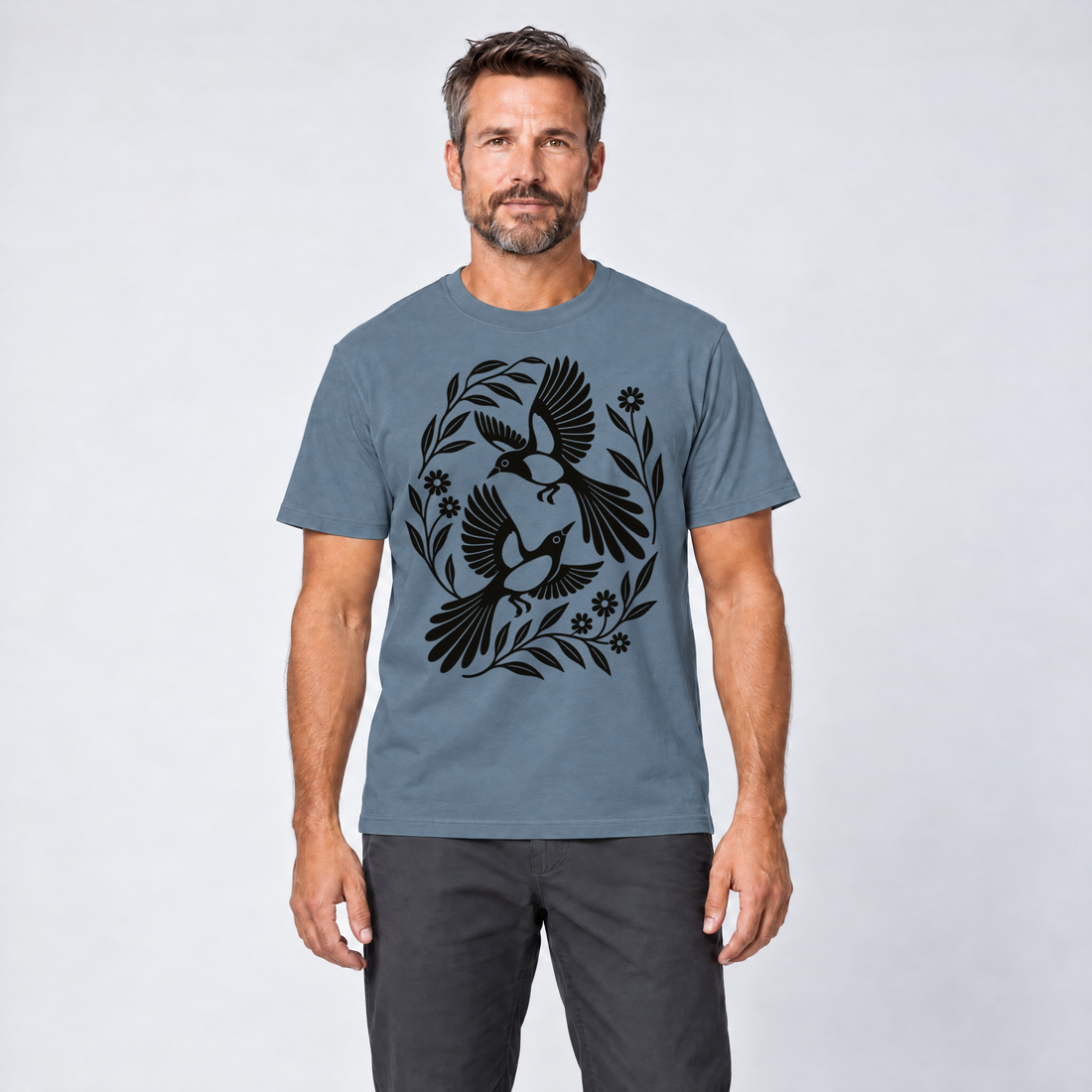 Mann trägt Elsternpaar im Scherenschnitt – T-Shirt Unisex in Steinblau, Ansicht von vorn
