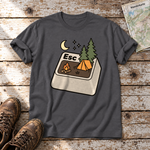 Esc – T-Shirt Unisex in Dunkelgrau, flach liegend auf alten Holzbrettern mit Wanderschuhen und Wanderkarte.