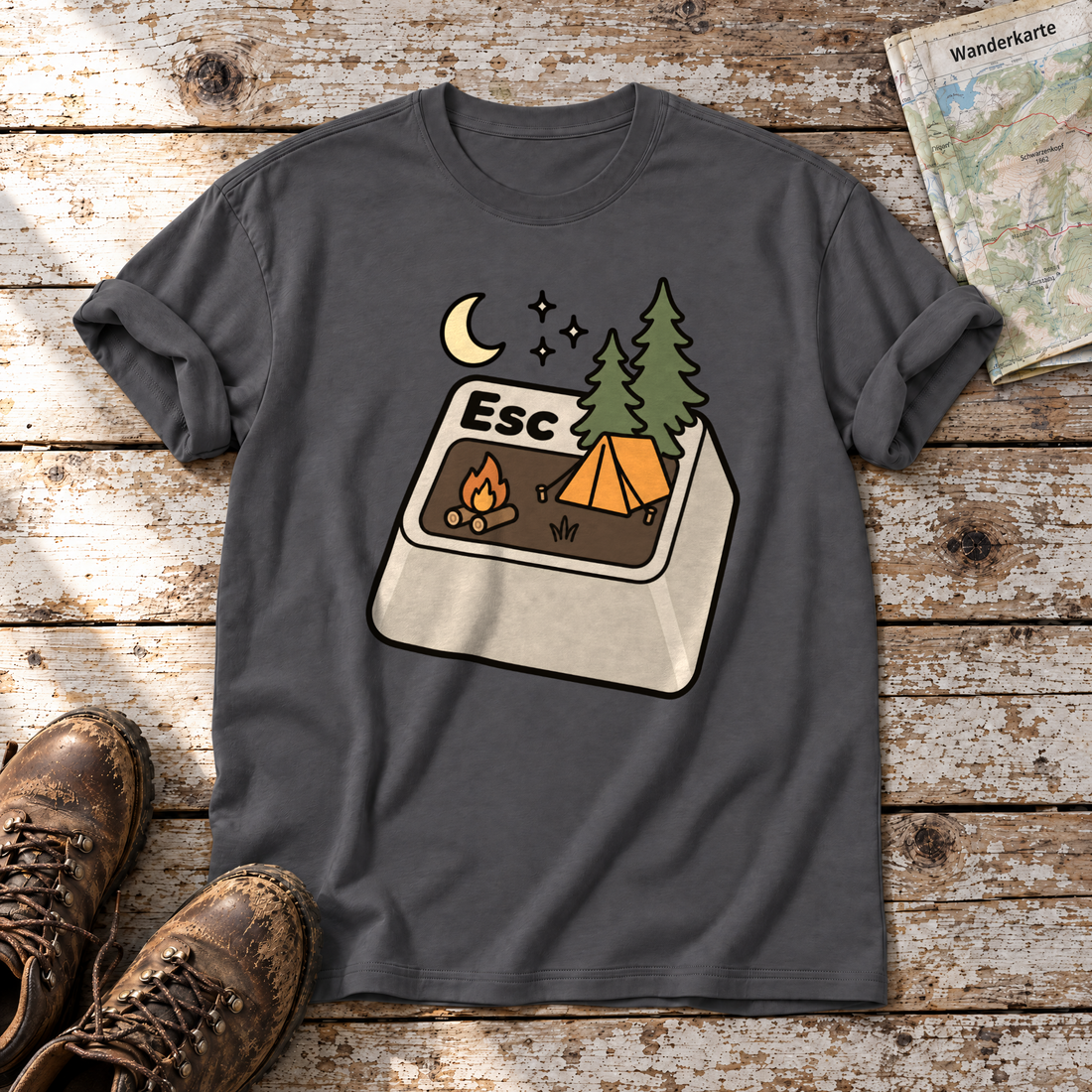 Esc – T-Shirt Unisex in Dunkelgrau, flach liegend auf alten Holzbrettern mit Wanderschuhen und Wanderkarte.