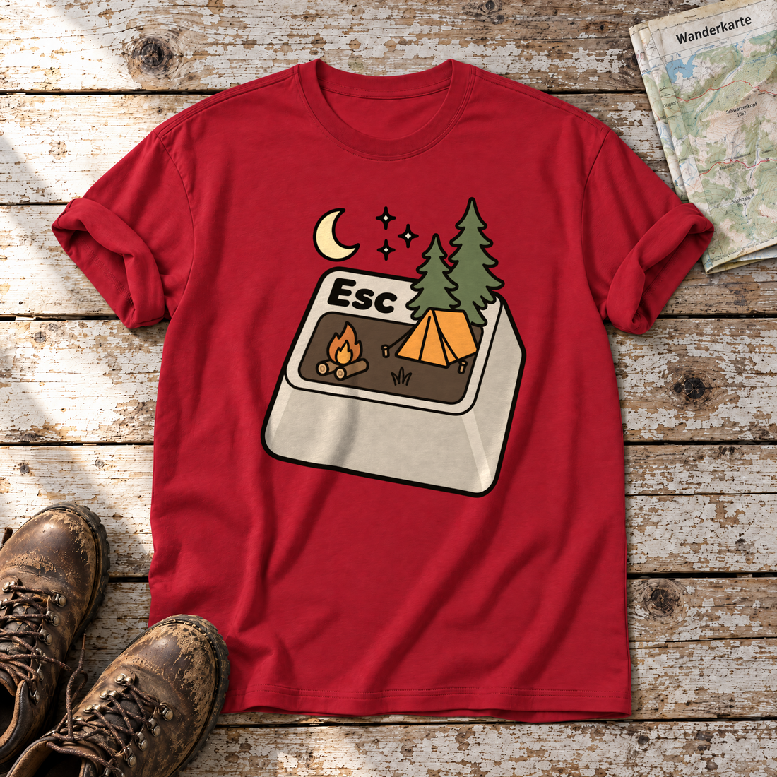 Esc – T-Shirt Unisex in Rot, flach liegend auf alten Holzbrettern mit Wanderschuhen und Wanderkarte.