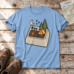 Esc – T-Shirt Unisex in Himmelblau, flach liegend auf alten Holzbrettern mit Wanderschuhen und Wanderkarte.