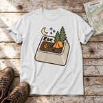 Esc – T-Shirt Unisex in Weiß, flach liegend auf alten Holzbrettern mit Wanderschuhen und Wanderkarte.