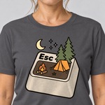 Nahaufnahme des Drucks: Esc – T-Shirt Unisex in Dunkelgrau, von einer Frau getragen