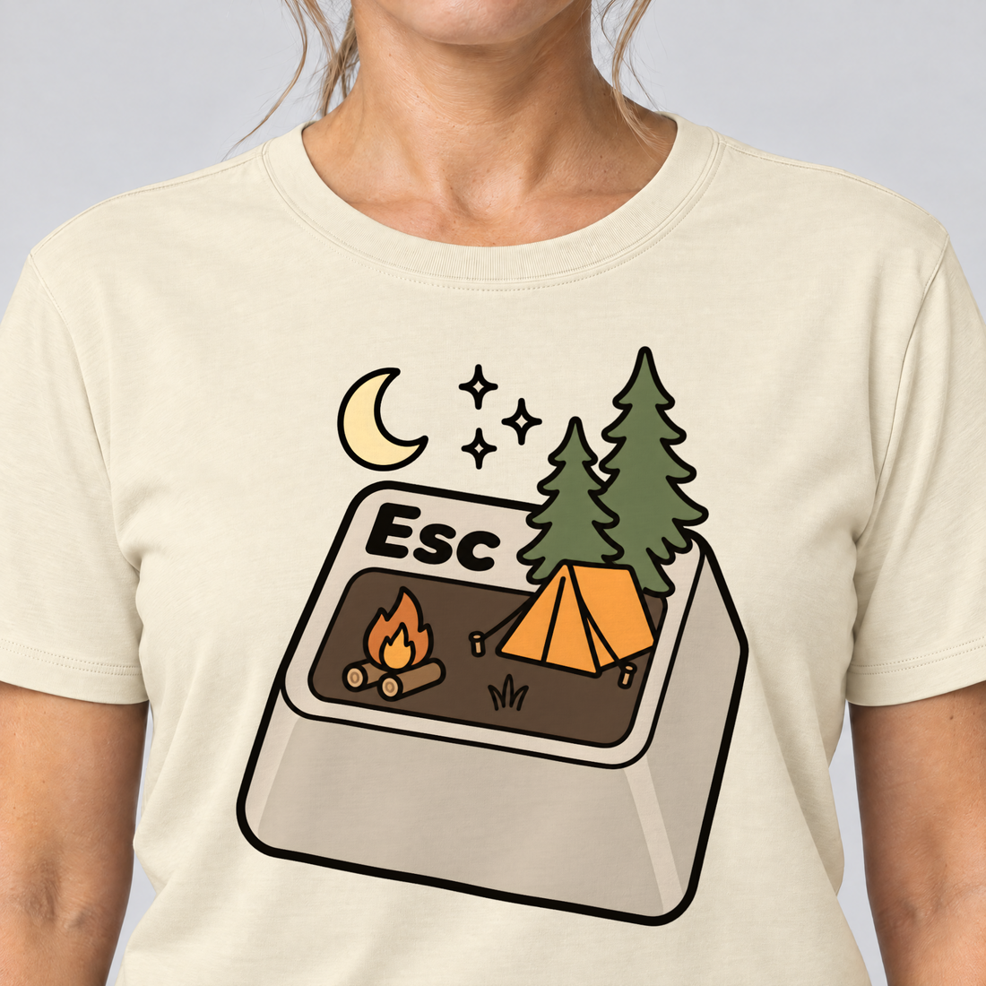 Nahaufnahme des Drucks: Esc – T-Shirt Unisex in Natur, von einer Frau getragen