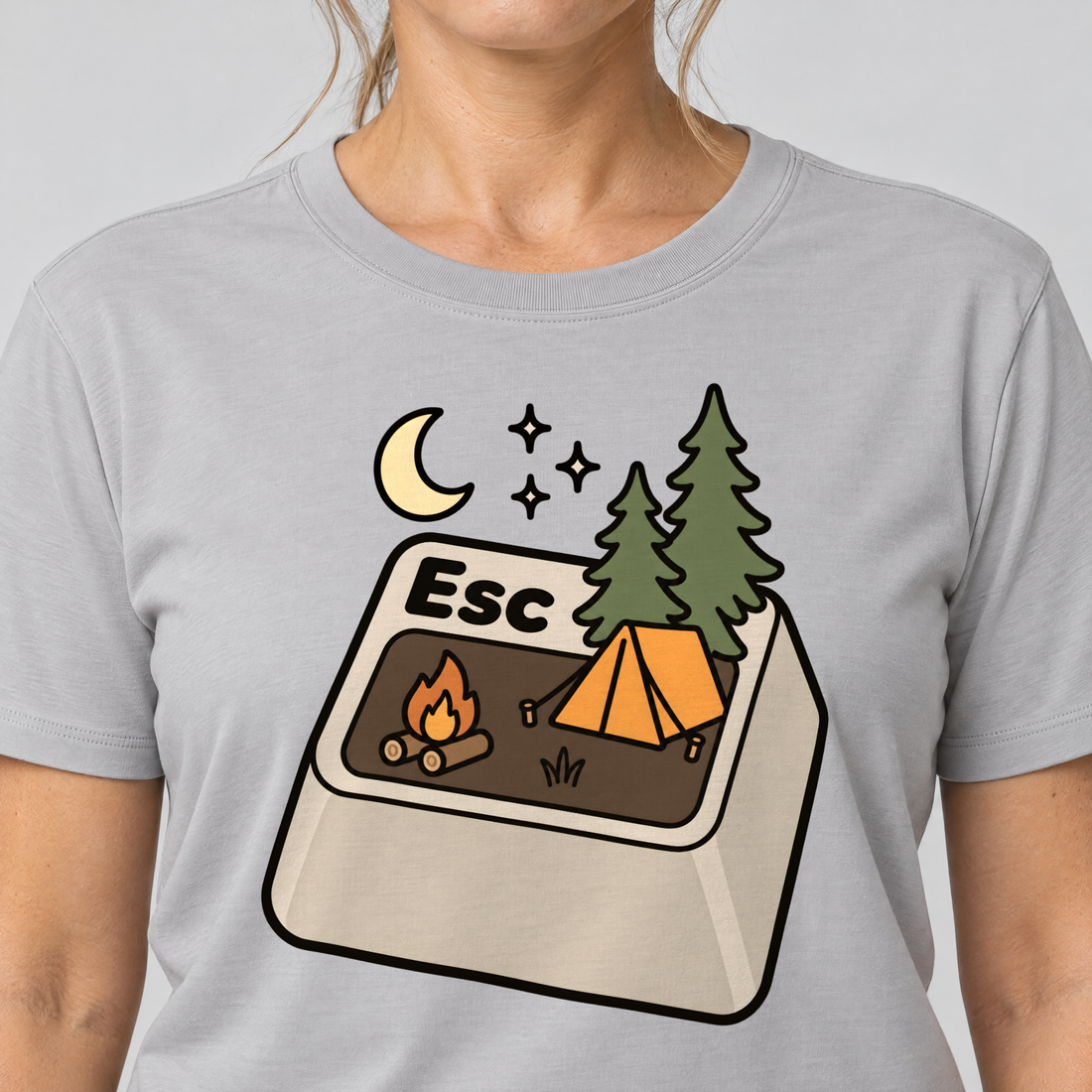 Nahaufnahme des Drucks: Esc – T-Shirt Unisex in Hellgrau, von einer Frau getragen