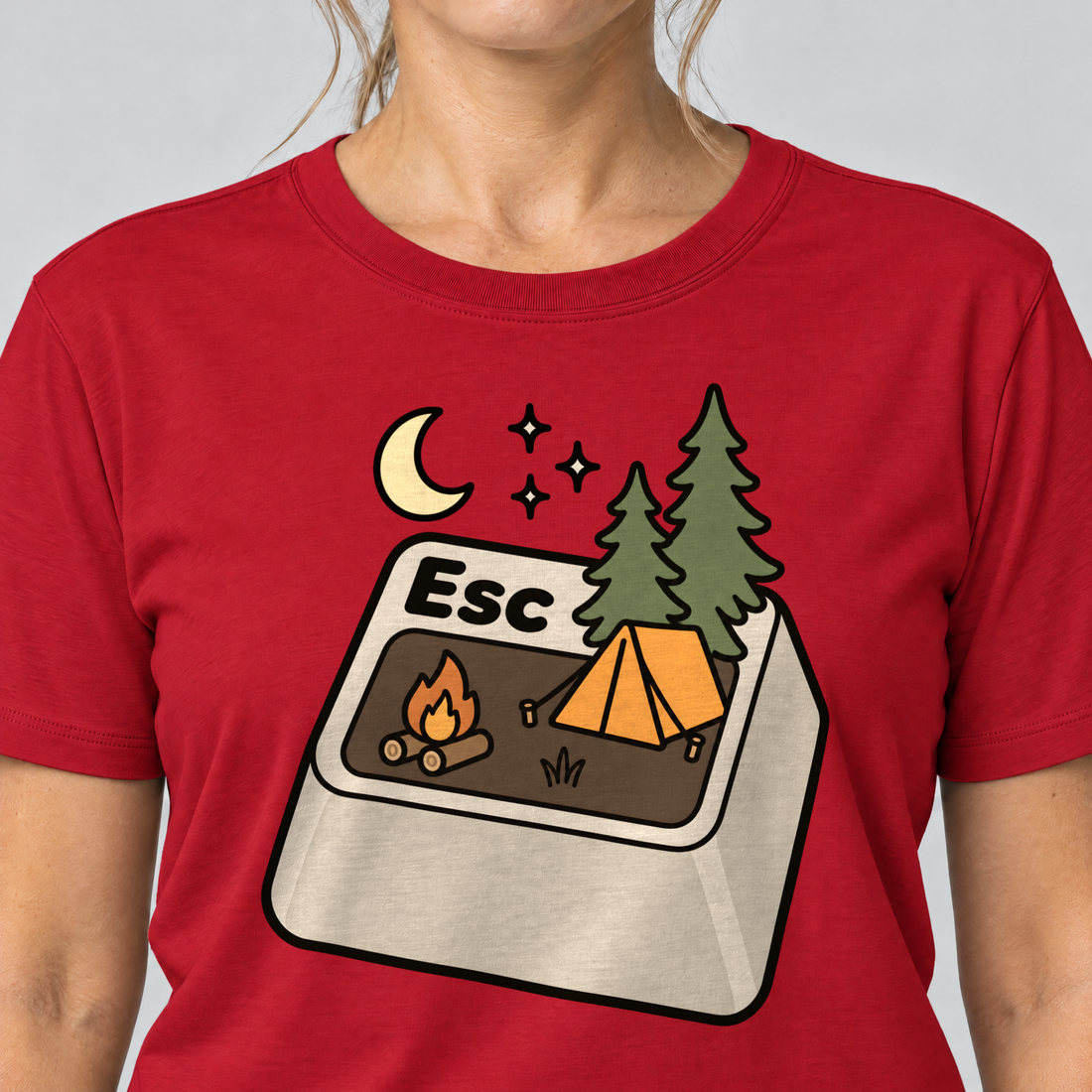 Nahaufnahme des Drucks: Esc – T-Shirt Unisex in Rot, von einer Frau getragen