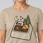 Nahaufnahme des Drucks: Esc – T-Shirt Unisex in Sand, von einer Frau getragen