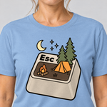 Nahaufnahme des Drucks: Esc – T-Shirt Unisex in Himmelblau, von einer Frau getragen