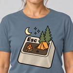 Nahaufnahme des Drucks: Esc – T-Shirt Unisex in Steinblau, von einer Frau getragen