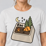 Nahaufnahme des Drucks: Esc – T-Shirt Unisex in Weiß, von einer Frau getragen