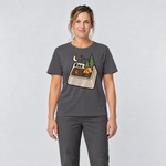 Frau trägt Esc – T-Shirt Unisex in Dunkelgrau, Ansicht von vorn