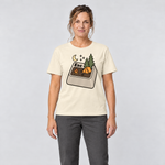 Frau trägt Esc – T-Shirt Unisex in Natur, Ansicht von vorn