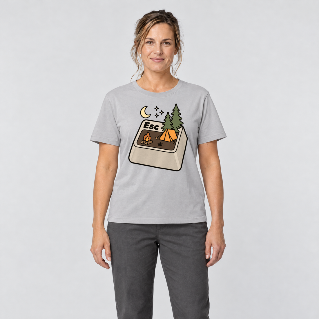 Frau trägt Esc – T-Shirt Unisex in Hellgrau, Ansicht von vorn