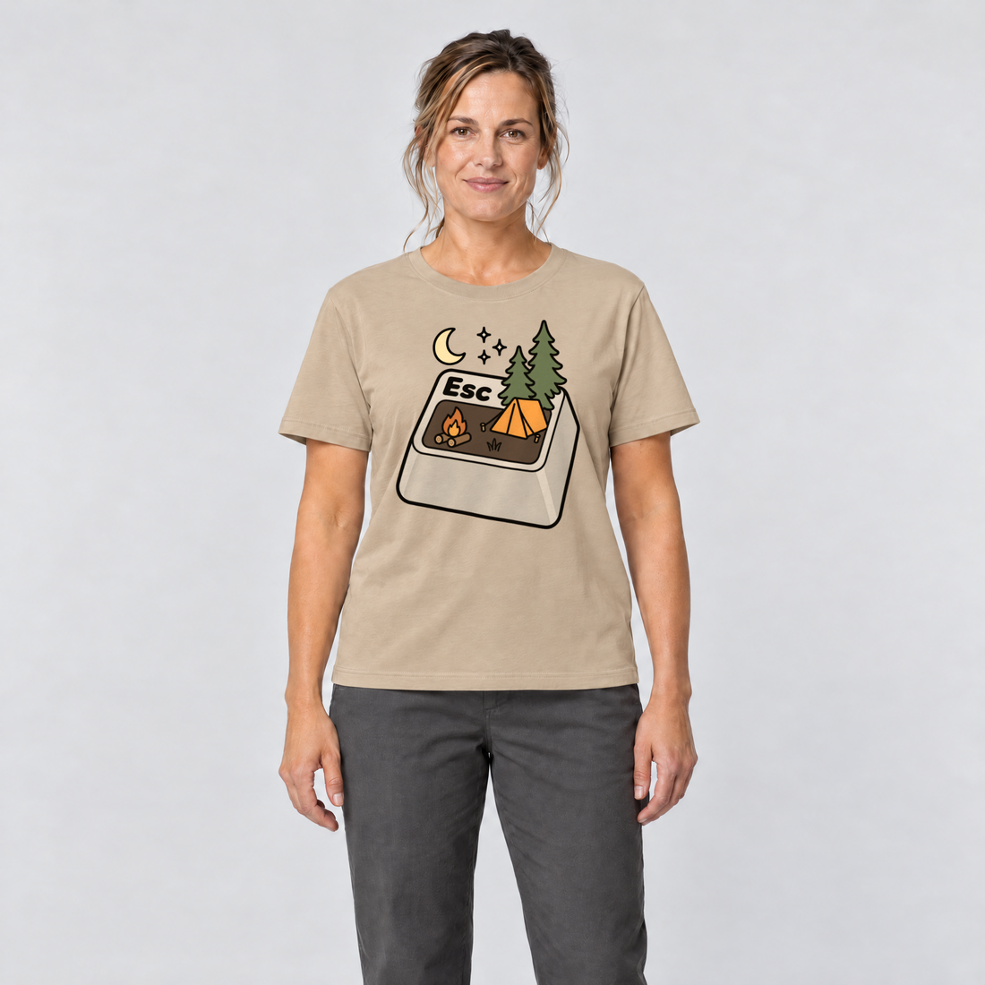 Frau trägt Esc – T-Shirt Unisex in Sand, Ansicht von vorn