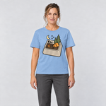 Frau trägt Esc – T-Shirt Unisex in Himmelblau, Ansicht von vorn