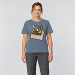 Frau trägt Esc – T-Shirt Unisex in Steinblau, Ansicht von vorn