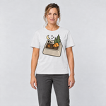 Frau trägt Esc – T-Shirt Unisex in Weiß, Ansicht von vorn