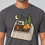 Nahaufnahme des Drucks: Esc – T-Shirt Unisex in Dunkelgrau, von einem Mann getragen