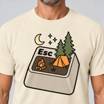 Nahaufnahme des Drucks: Esc – T-Shirt Unisex in Natur, von einem Mann getragen