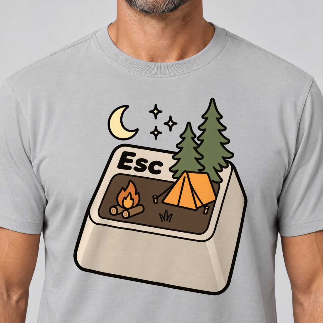 Nahaufnahme des Drucks: Esc – T-Shirt Unisex in Hellgrau, von einem Mann getragen