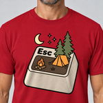 Nahaufnahme des Drucks: Esc – T-Shirt Unisex in Rot, von einem Mann getragen