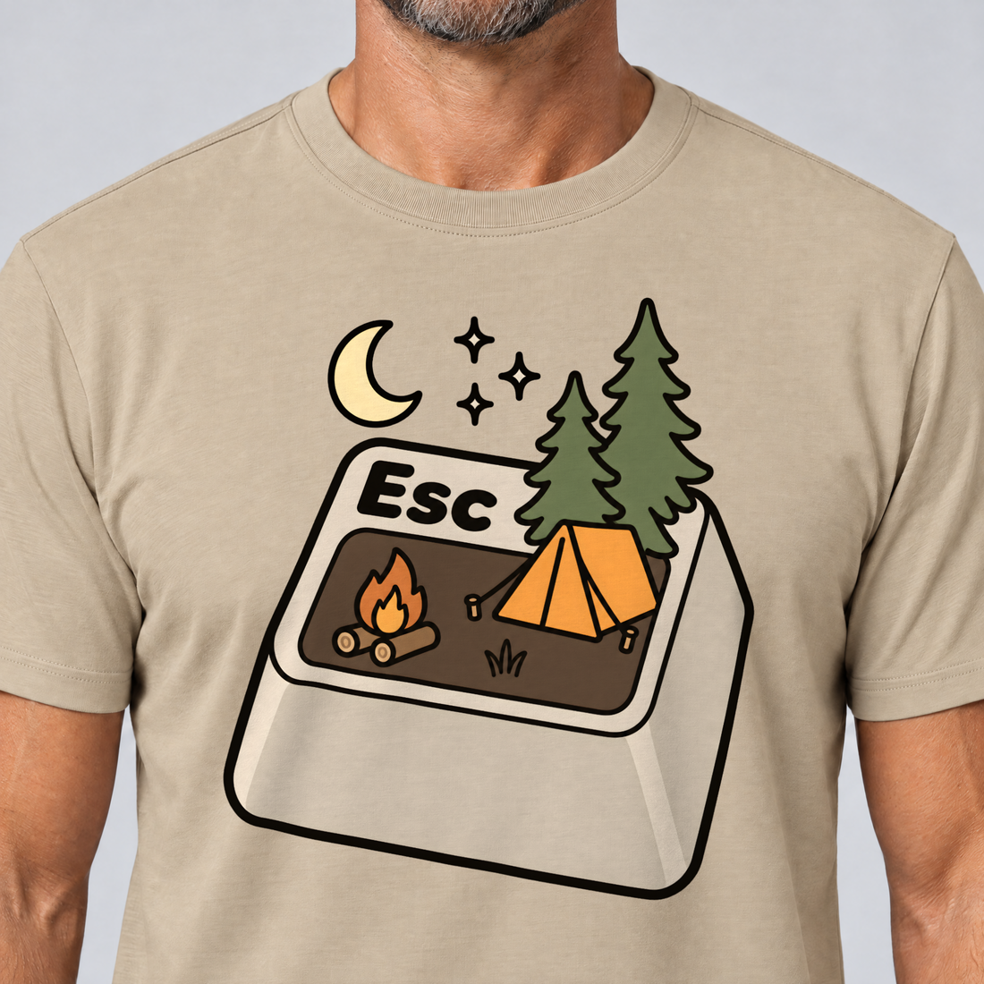Nahaufnahme des Drucks: Esc – T-Shirt Unisex in Sand, von einem Mann getragen