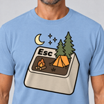 Nahaufnahme des Drucks: Esc – T-Shirt Unisex in Himmelblau, von einem Mann getragen