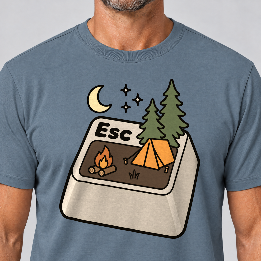 Nahaufnahme des Drucks: Esc – T-Shirt Unisex in Steinblau, von einem Mann getragen