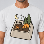 Nahaufnahme des Drucks: Esc – T-Shirt Unisex in Weiß, von einem Mann getragen