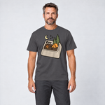 Mann trägt Esc – T-Shirt Unisex in Dunkelgrau, Ansicht von vorn
