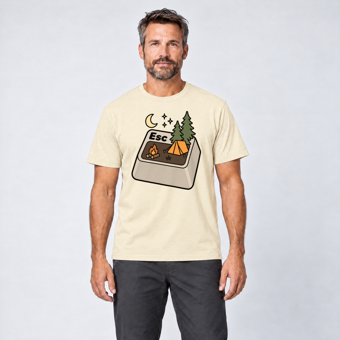 Mann trägt Esc – T-Shirt Unisex in Natur, Ansicht von vorn