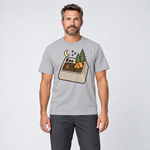 Mann trägt Esc – T-Shirt Unisex in Hellgrau, Ansicht von vorn